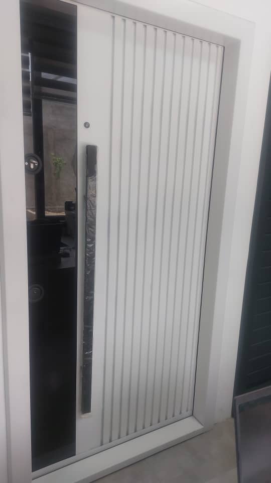 درب ضدسرقت روکش فلز  سفید عمودی و شیشه قفل ترک 