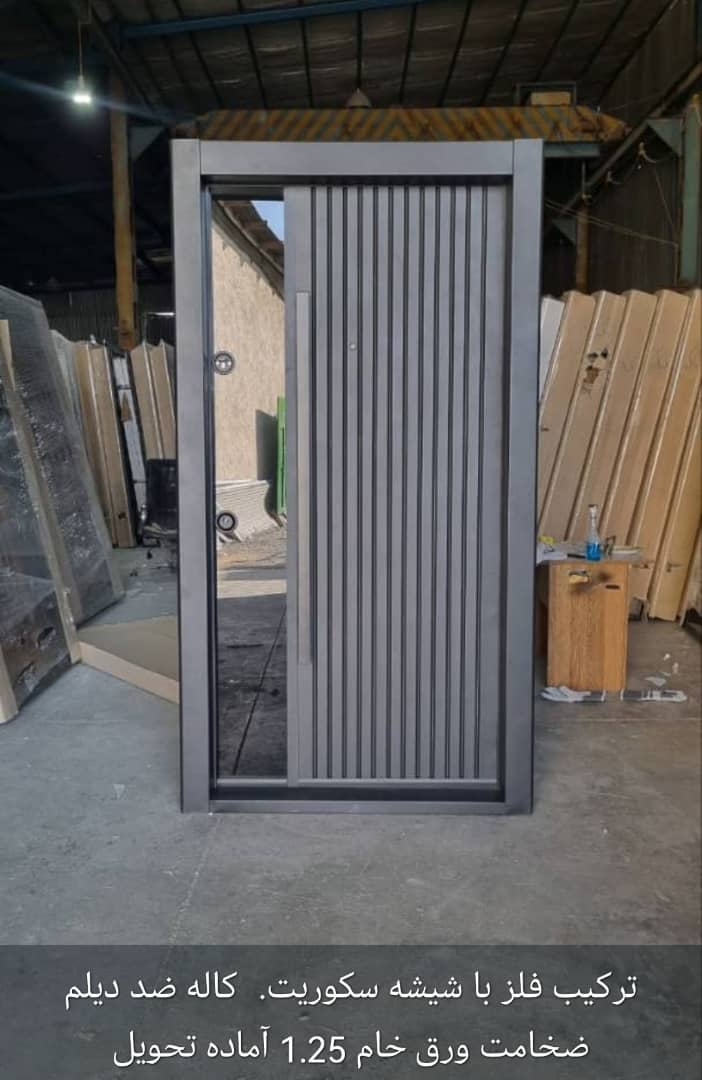 درب ضدسرقت روکش فلز طوسی عمودی و شیشه قفل ترک 