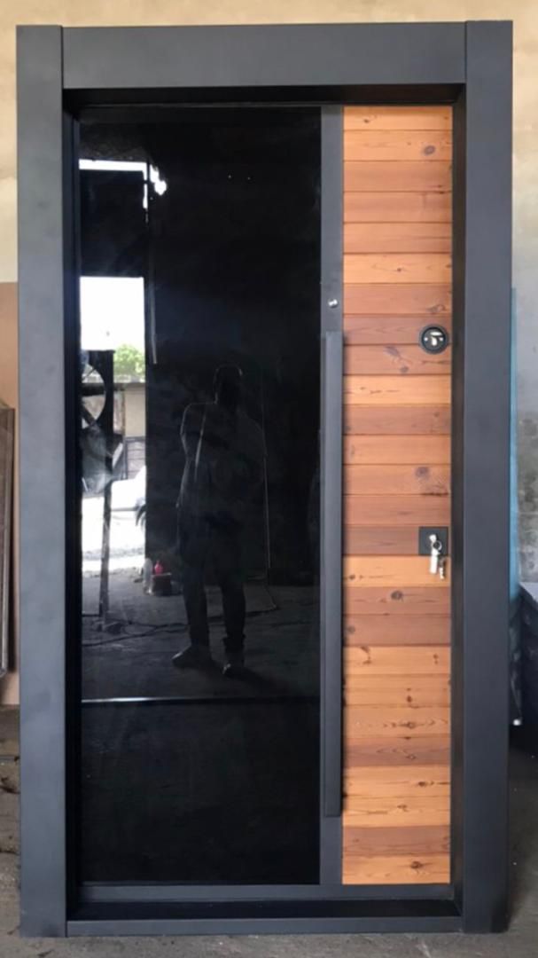 درب ضدسرقت ترمو کوچک شیشه بزرگ. قفل ترک ضددیلم 