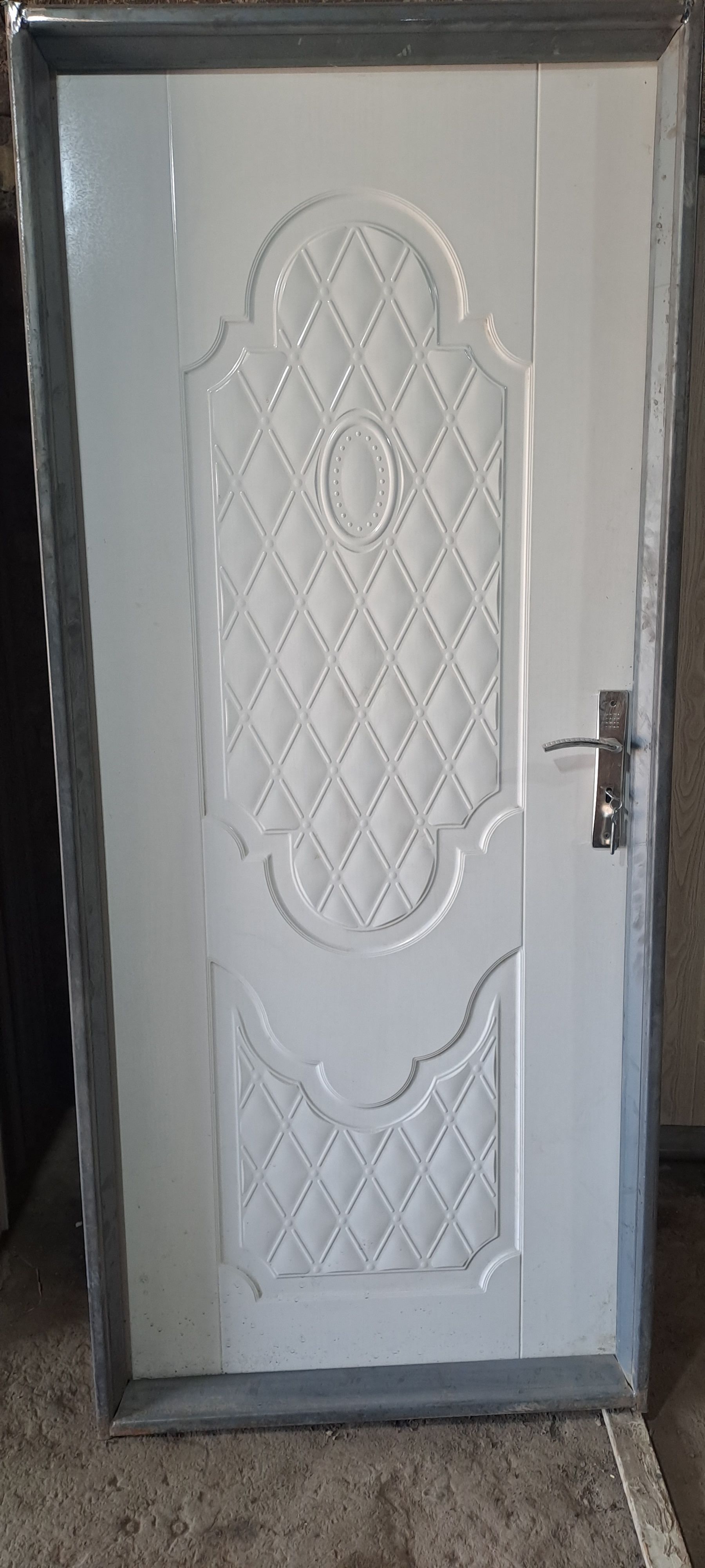 درب اتاقی با چارچوب و قفل و دستگیره.سفیدhpl