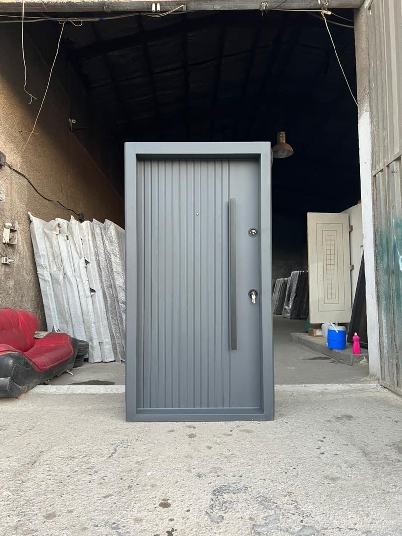 درب ضدسرقت روکش فلز رنگ طوسی عمودی قفل تیپ ترک 