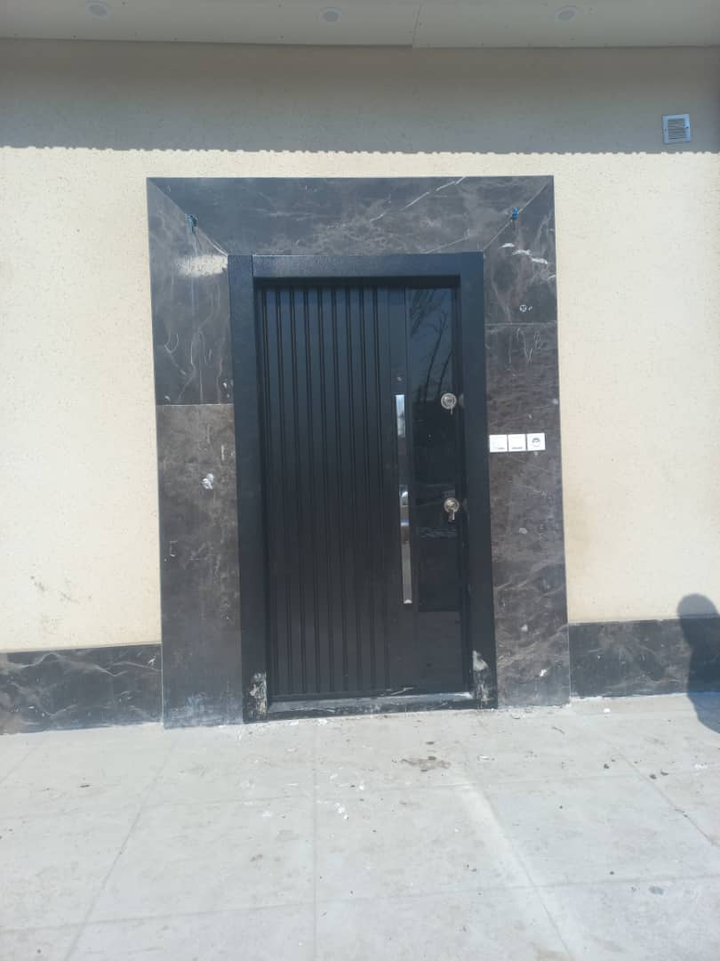 درب ضدسرقت روکش فلز  ونگه عمودی و شیشه قفل ترک 